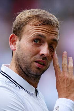 Sport Bilder des Tages Mandatory Credit: Photo by Shutterstock (12193045gk) Dan Evans during his third round match Wimbledon Tennis Championships, Day 5, The All England Lawn Tennis and Croquet Club, London, UK - 02 Jul 2021 Wimbledon Tennis Championships, Day 5, The All England Lawn Tennis and Croquet Club, London, UK - 02 Jul 2021  Copyright: xShutterstockx 12193045gk