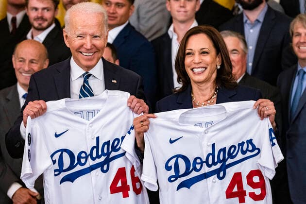Bilder des Jahres 2021, Sport 07. Juli Sport Themen der Woche KW26 Sport Bilder des Tages July 2, 2021, Washington, District of Columbia, USA: U.S. President Joe Biden and U.S. Vice President Kamala Harris hold up jersey™s presented to them by the Los Angeles Dodgers during a ceremony in the East Room of the White House in Washington, D.C., U.S., on Friday, July 2, 2021. Biden is hosting the Dodgers to celebrate their 2020 World Series victory, as the administration does more large, in-person events now that coronavirus vaccination rates have increased Washington USA - ZUMAs152 0123887562st Copyright: xSamuelxCorumx-xPoolxViaxCnpx