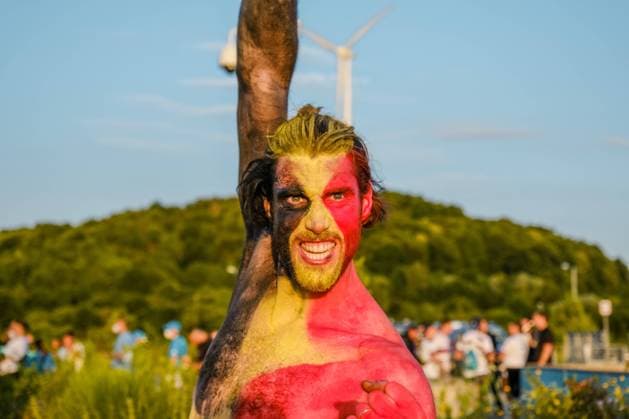Viertelfinale in München - Italien - Belgien Belgischer Fan mit bemalten nackten Oberkörper schwenkt eine Belgische Flagge und schaut grimmig Viertel Finale der EM 2020 in der Münchner Alianz Arena, Italien gegen Belgien. München Stadion Alianz Arena Bayern Deutschland , Copyright: xThomasxVonier