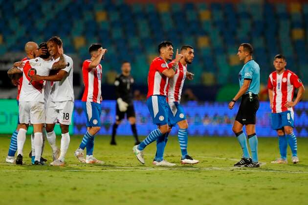 Paraguay s Gustavo Gomez (C) and his teammates argue with Uruguayan referee Esteban Ostojich after Peru s second goal, during a match for the quarter-finals of the Copa America at the Pedro Ludovico Teixeira Olympic Stadium in Goiania, Brazil, 02 July 2021. Peru - Paraguay !ACHTUNG: NUR REDAKTIONELLE NUTZUNG!  Copyright: xFERNANDOxBIZERRAxJRx AMDEP5881 20210702-c51e30bfe947b92566e224504bbd1800667137bd