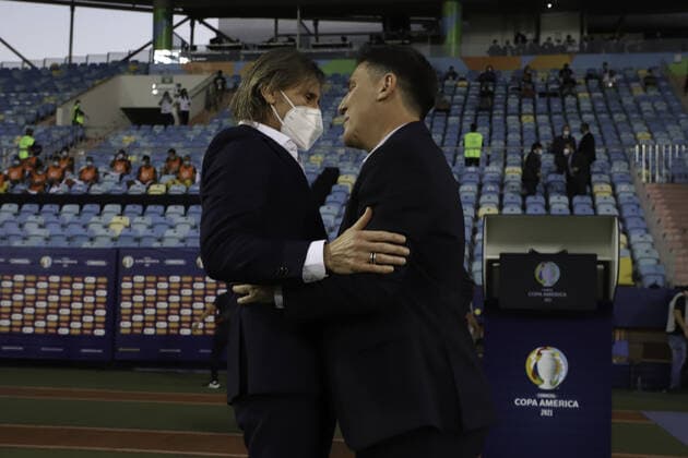 July 2, 2021, Goiania, Brazil: coaches Ricardo Gareca (Peru) and Eduardo Berizzo (Paraguay) during soccer match between Peru and Paraguay, valid for the quarterfinals of Copa America 2021, held at Pedro Ludovico Teixeira Olympic Stadium, in Goiania, on Friday (2).  Copyright: xLecoxVianax