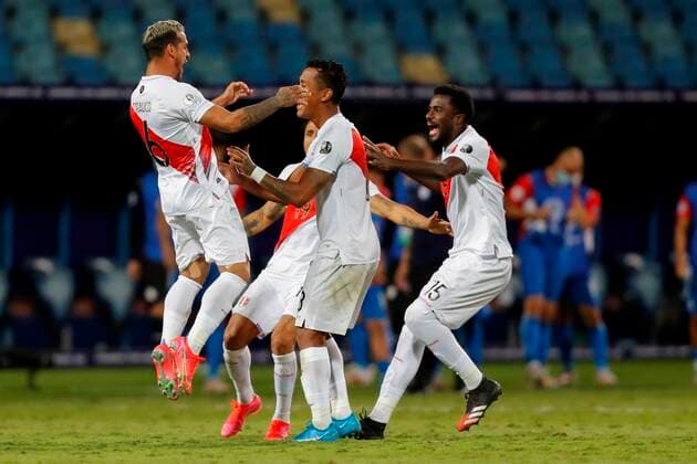 Sport Bilder des Tages Peru s players celebrate their passage to the semifinals after beating Paraguay in the penalty shootout, during a match for the quarter-finals of the Copa America at the Pedro Ludovico Teixeira Olympic Stadium in Goiania, Brazil, 02 July 2021. Peru - Paraguay !ACHTUNG: NUR REDAKTIONELLE NUTZUNG!  Copyright: xFERNANDOxBIZERRAxJRx AMDEP5953 20210702-5c135ea051d1b8abc63eaeb4feb30af5f972b0c4