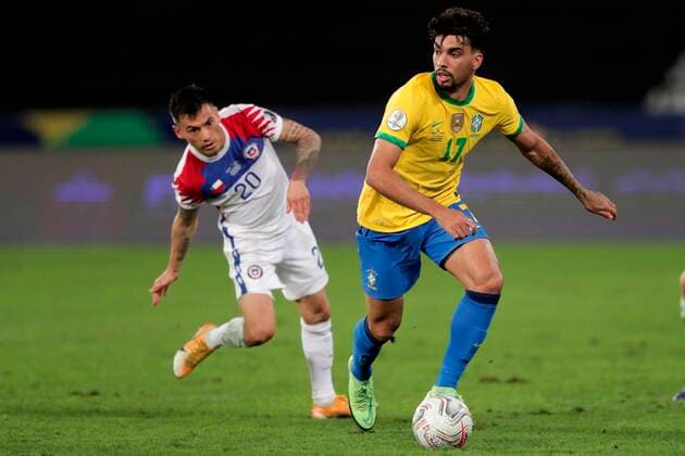 Brazil s Lucas Paqueta in action against Chile s Charles Aranguiz, during a match for the quarterfinals of the Copa America at the Nilton Santos Olympic Stadium in Rio de Janeiro, Brazil, 02 July 2021. Brazil - Chile !ACHTUNG: NUR REDAKTIONELLE NUTZUNG!  Copyright: xAndrexCoelhox AME9917 20210703-e28b8641d333a5835aa1f1dc2e3a04740851c0c6