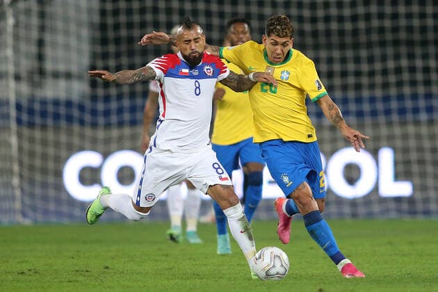 Futbol, Chile vs Brasil. Copa America Brasil 2021. El jugador de Chile Arturo Vidal disputa el balon con Roberto Firmino de Brasil durante el partido por Cuarto de Final de Copa America disputado en el estadio Nilton Santos en Rio de Janeiro, Brasil. 2 07 2021 Pier Giorgio Giavelli Photosport Football, Chile vs Brazil. Brazil Copa America Championship 2021. Chile s player Arturo Vidal, battles for the ball against Roberto Firmino Brazil during the match for quarterfinal of Copa America Championship at Nilton Santos stadium in Rio of Janeiro, Brazil. 2 07 2021 Pier Giorgio Giavelli Photosport Chile vs Brasil, Copa America 2021