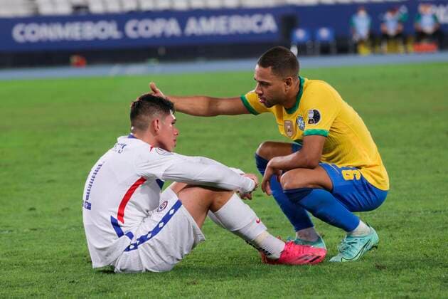 Renan Lodi of Brazil greets Carlos Palacios of Chile today, at the end of a match for the quarterfinals of the Copa America at the Nilton Santos Olympic Stadium in Rio de Janeiro, Brazil, 02 July 2021. Brazil - Chile !ACHTUNG: NUR REDAKTIONELLE NUTZUNG!  Copyright: xAndrexCoelhox AME9925 20210703-d161744122da258598529c0c264ac59e5d0154c8