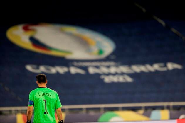 Chile s goalkeeper Claudio Bravo exits the pitch after the end of a match against Brazil for the quarterfinals of the Copa America at the Nilton Santos Olympic Stadium in Rio de Janeiro, Brazil, 02 July 2021. Brazil - Chile !ACHTUNG: NUR REDAKTIONELLE NUTZUNG!  Copyright: xANTONIOxLACERDAx AMDEP6039 20210703-85a6dfaa1cd6ef264c48394470921a88c1b511f9