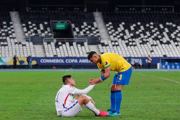 Thiago Silva of Brazil greets Carlos Palacios of Chile today, at the end of a match for the quarterfinals of the Copa America at the Nilton Santos Olympic Stadium in Rio de Janeiro, Brazil, 02 July 2021. Brazil - Chile !ACHTUNG: NUR REDAKTIONELLE NUTZUNG!  Copyright: xAndrexCoelhox AME9928 20210703-ee1b7681ed82532da8f1d2445e75de6f90140e88