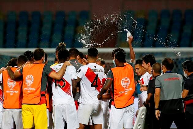 Players from Peru celebrate the victory today at the end of the penalty series in a match for the quarterfinals of the Copa America at the Pedro Ludovico Teixeira Olympic Stadium in Goiania, Brazil, 02 July 2021. Peru - Paraguay !ACHTUNG: NUR REDAKTIONELLE NUTZUNG!  Copyright: xAlbertoxValdesx AME9839 20210703-60a4efb6b8541af7ef64fe837d4001dfa5302bfc