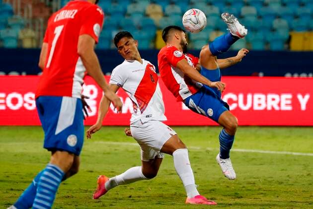 Anderson Santamaria of Peru disputes the ball today with Alberto Espinola (R) of Paraguay, during a match for the quarter-finals of the Copa America at the Pedro Ludovico Teixeira Olympic Stadium in Goiania, Brazil, 02 July 2021. Peru - Paraguay !ACHTUNG: NUR REDAKTIONELLE NUTZUNG!  Copyright: xAlbertoxValdesx AME9825 20210703-0bdfc930e0fecea623fe1318b06eb1a2b94b5473