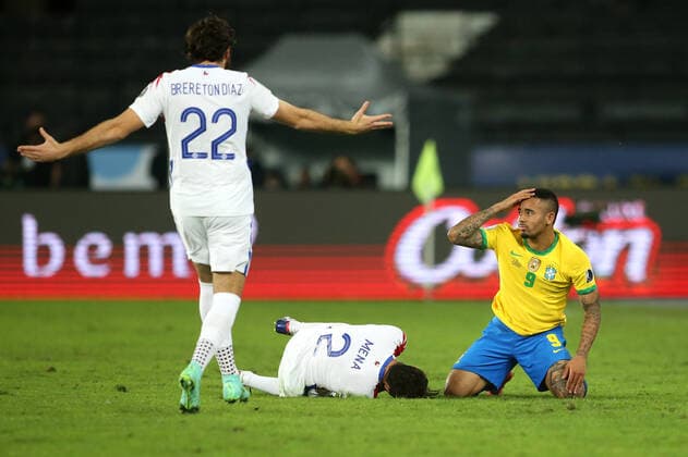 Futbol, Chile vs Brasil. Copa America Brasil 2021. El jugador de Chile Eugenio Mena disputa el balon con Gabriel Jesus de Brasil durante el partido por Cuarto de Final de Copa America disputado en el estadio Nilton Santos en Rio de Janeiro, Brasil. 2 07 2021 Pier Giorgio Giavelli Photosport Football, Chile vs Brazil. Brazil Copa America Championship 2021. Chile s player Eugenio Mena, battles for the ball against Gabriel Jesus Brazil during the match for quarterfinal of Copa America Championship at Nilton Santos stadium in Rio of Janeiro, Brazil. 24 06 2021 Pier Giorgio Giavelli Photosport Chile vs Brasil, Copa America 2021