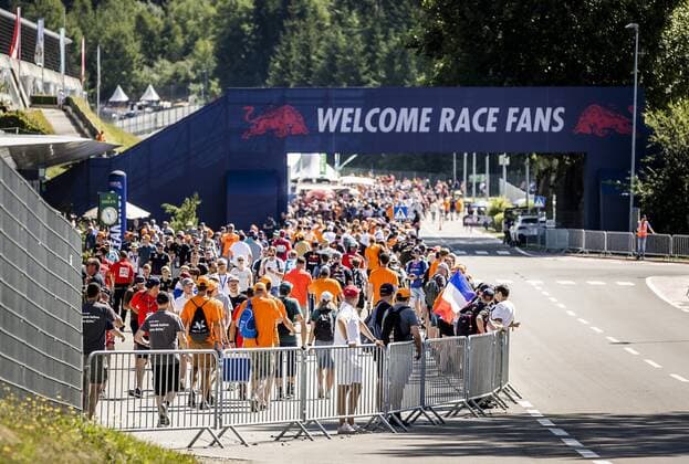 SPIELBERG Fans on the track ahead of the third free practice session for the Formula 1 Austrian Grand Prix The Grand Prix takes place at the Red Bull Ring race track in the state of Styria REMKO DE WAAL W xVIxANPxSportx xxANPxIVx 433351224