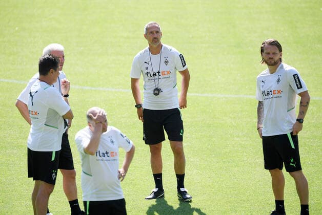 Bilder des Jahres 2021, Sport 07. Juli Sport Themen der Woche KW26 Sport Bilder des Tages v.re., Co Trainer Eugen Polanski (Borussia Moenchengladbach), Trainer Adi Hütter (Borussia Moenchengladbach), Co Trainer Armin Reutershahn (Borussia Moenchengladbach), Co Trainer Christian Peintinger (Borussia Moenchengladbach), vorne Oliver Neuville (Borussia Moenchengladbach) 03.07.2021, Fussball GER, Saison 2021 2022, 1. Bundesliga, Trainingsauftakt Borussia Mönchengladbach im Borussia Park, , Foto: Weis TEAM2sportphoto Moenchengladbach Nordrhein Westfalen Deutschland *** v r , Co Trainer Eugen Polanski Borussia Moenchengladbach , Trainer Adi Hütter Borussia Moenchengladbach , Co Trainer Armin Reutershahn Borussia Moenchengladbach , Co Trainer Christian Peintinger Borussia Moenchengladbach , front Oliver Neuville Borussia Moenchengladbach 03 07 2021, Football GER, Season 2021 2022, 1 Bundesliga, Training kick-off Borussia Mönchengladbach at Borussia Park, , Photo Weis TEAM2sportphoto Moenchengladbach Nordrhein Westfalen Germany Team2