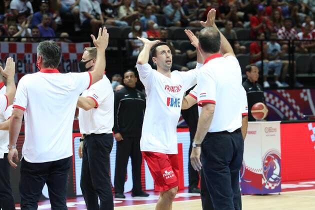 Germany v Croatia - Semi Final: 2020 FIBA Men s Olympic Qualifying Tournament Roko Leni Ukic of Croatia high five to Croatia Head Coach Veljko Mrsic prior the 2020 FIBA Men s Olympic Qualifying Tournament game between Germany and Croatia at Spaladium Arena on July 3, 2021 in Split, Croatia. IvoxCagalj PIXSELL