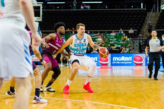 KOWNO, ZALGIRIO ARENA 03.07.2021 KWALIFIKACJE OLIMPIJSKIE TOKYO 2020 FIBA OLYMPIC QUALIFYING TOURNAMENT 2020 POLFINAL SEMIFINAL SLOWENIA - WENEZUELA SLOVENIA - VENEZUELA NZ PEDRO CHOURIO (9), LUKA DONCIC (77) Pawel Pietranik NEWSPIX.pl --- Newspix.pl  PIETRANIK030721_001