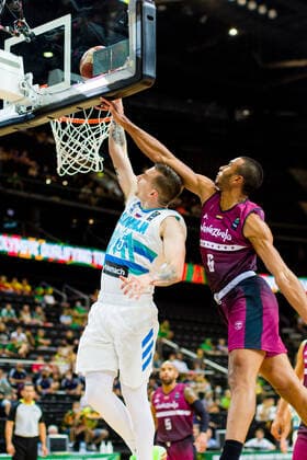 KOWNO, ZALGIRIO ARENA 03.07.2021 KWALIFIKACJE OLIMPIJSKIE TOKYO 2020 FIBA OLYMPIC QUALIFYING TOURNAMENT 2020 POLFINAL SEMIFINAL SLOWENIA - WENEZUELA SLOVENIA - VENEZUELA NZ GREGOR HROVAT (15), GARLY SOJO (6) Pawel Pietranik NEWSPIX.pl --- Newspix.pl  PIETRANIK030721_015