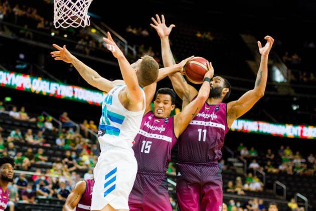 KOWNO, ZALGIRIO ARENA 03.07.2021 KWALIFIKACJE OLIMPIJSKIE TOKYO 2020 FIBA OLYMPIC QUALIFYING TOURNAMENT 2020 POLFINAL SEMIFINAL SLOWENIA - WENEZUELA SLOVENIA - VENEZUELA NZ WINDI GRATEROL (15), LUIS BETHELMY (11) Pawel Pietranik NEWSPIX.pl --- Newspix.pl  PIETRANIK030721_019