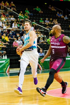 KOWNO, ZALGIRIO ARENA 03.07.2021 KWALIFIKACJE OLIMPIJSKIE TOKYO 2020 FIBA OLYMPIC QUALIFYING TOURNAMENT 2020 POLFINAL SEMIFINAL SLOWENIA - WENEZUELA SLOVENIA - VENEZUELA NZ ZORAN DRAGIC (30), GREGORY VARGAS (5) Pawel Pietranik NEWSPIX.pl --- Newspix.pl  PIETRANIK030721_020