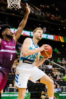 KOWNO, ZALGIRIO ARENA 03.07.2021 KWALIFIKACJE OLIMPIJSKIE TOKYO 2020 FIBA OLYMPIC QUALIFYING TOURNAMENT 2020 POLFINAL SEMIFINAL SLOWENIA - WENEZUELA SLOVENIA - VENEZUELA NZ PEDRO CHOURIO (9), JAKA BLAZIC (11) Pawel Pietranik NEWSPIX.pl --- Newspix.pl  PIETRANIK030721_021