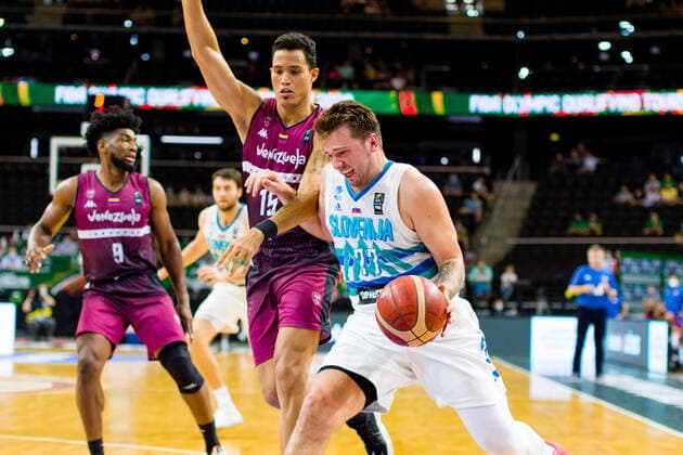 KOWNO, ZALGIRIO ARENA 03.07.2021 KWALIFIKACJE OLIMPIJSKIE TOKYO 2020 FIBA OLYMPIC QUALIFYING TOURNAMENT 2020 POLFINAL SEMIFINAL SLOWENIA - WENEZUELA SLOVENIA - VENEZUELA NZ WINDI GRATEROL (15), LUKA DONCIC (77) Pawel Pietranik NEWSPIX.pl --- Newspix.pl  PIETRANIK030721_028