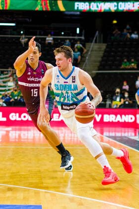 KOWNO, ZALGIRIO ARENA 03.07.2021 KWALIFIKACJE OLIMPIJSKIE TOKYO 2020 FIBA OLYMPIC QUALIFYING TOURNAMENT 2020 POLFINAL SEMIFINAL SLOWENIA - WENEZUELA SLOVENIA - VENEZUELA NZ WINDI GRATEROL (15), LUKA DONCIC (77) Pawel Pietranik NEWSPIX.pl --- Newspix.pl  PIETRANIK030721_031