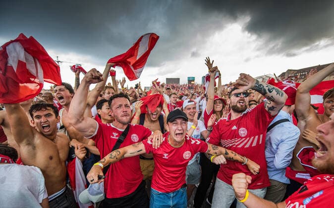 Bilder des Jahres 2021, Sport 07. Juli Sport Themen der Woche KW26 Sport Bilder des Tages 210703 Fans of Denmark celebrate in Copenhagen after the UEFA EURO, EM, Europameisterschaft,Fussball 2020 Football Championship Quarter Final match between Czech Republic and Denmark on July 3, 2021 in Copenhagen. Photo: Petter Arvidson BILDBYRAN kod PA PA0233 fotboll football soccer fotball fans bbeng publik danmark denmark köpenhamn copenhagen jubel *** 210703 Fans of Denmark celebrate in Copenhagen after the UEFA Euro 2020 Football Championship Quarter Final match between Czech Republic and Denmark on July 3, 2021 in Copenhagen Photo Petter Arvidson BILDBYRAN kod PA PA0233 fotboll football soccer fotball fans bbeng Publik danmark denmark köpenhamn copenhagen jubel,  Copyright: PETTERxARVIDSON BB210703PA047