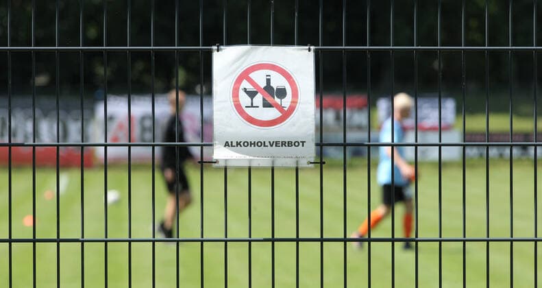 Football, 2021 2022 season, test match, FC Altona 93 Regionalliga Nord, Germany Randers FC Superligaen, Denmark A notice is posted on the fence of the Adolf Jäger Kampfbahn informing spectators that alcohol is not allowed in the stadium Altona Hamburg