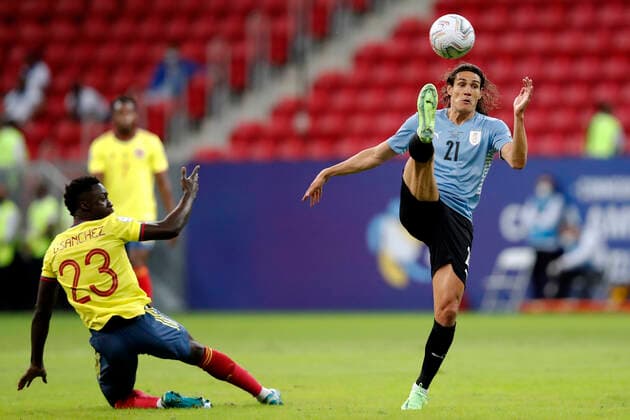 Uruguay x Colombia BRASÍLIA, DF - 03.07.2021: URUGUAY X COLOMBIA - Match between , Uruguay x Colombia valid quarterfinal match Copa America Brazil 2021 , held at Estádio Nacional Mané Garricha , on Saturday (3rd). In the photo, Player Cavani Uruguay vs Davison Colombia (Photo: Francisco Stuckert Fotoarena) x2088499x  FranciscoxStuckert