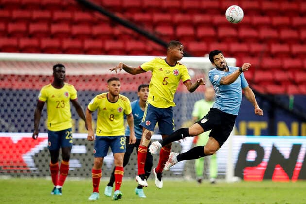 Uruguay x Colombia BRASÍLIA, DF - 03.07.2021: URUGUAY X COLOMBIA - Match between , Uruguay x Colombia valid quarterfinal match Copa America Brazil 2021 , held at Estádio Nacional Mané Garricha , on Saturday (3rd). In the photo, Player Luis Suariez Uruguay vs. Willian Colombia (Photo: Francisco Stuckert Fotoarena) x2088602x  FranciscoxStuckert