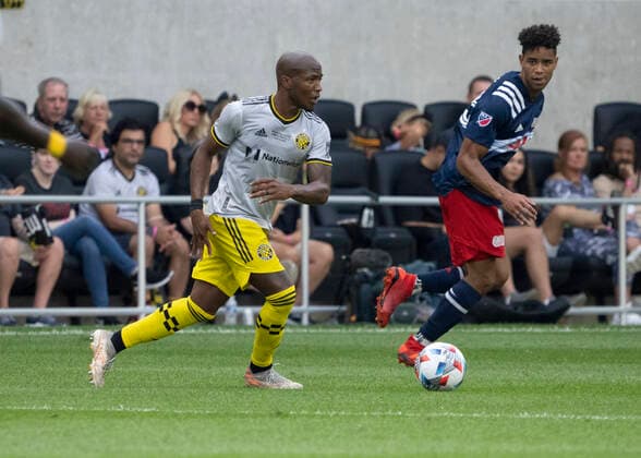 COLUMBUS, OH - JULY 03: Darlington Nagbe 6 of Columbus Crew control the ball during the game between the Columbus Crew and the New England Revolution at Lower.com Field in Columbus, Ohio on July 3, 2021. (Photo by Jason Mowry Icon Sportswire) SOCCER: JUL 03 MLS, Fussball Herren, USA - New England Revolution at Columbus Crew Icon2107030034
