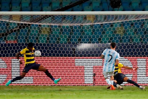 Argentina s Rodrigo De Paul (R) shoots to score against Ecuador, during a match for the quarterfinals of the Copa America at the Pedro Ludovico Teixeira Olympic Stadium in Goiania, Brazil, 03 July 2021. Argentina - Ecuador !ACHTUNG: NUR REDAKTIONELLE NUTZUNG!  Copyright: xFernandoxBizerrax AMDEP6186 20210704-79a4265421399033267a0fe1adeb5714862ef27c