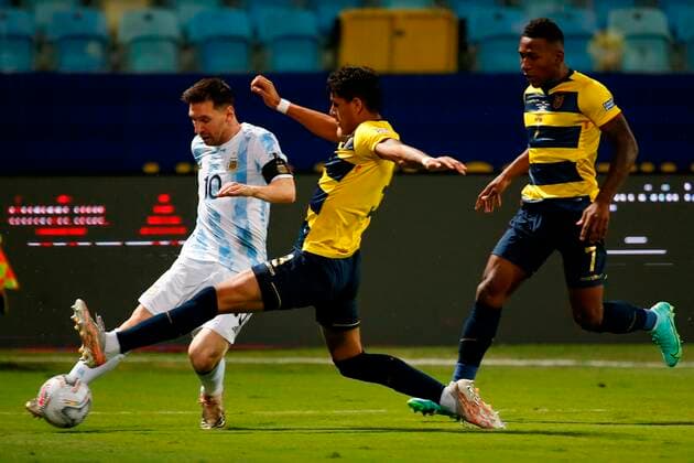 Argentina s Lionel Messi in action against Ecuador s Piero Hincapie (C), during a match for the quarterfinals of the Copa America at the Pedro Ludovico Teixeira Olympic Stadium in Goiania, Brazil, 03 July 2021. Argentina - Ecuador !ACHTUNG: NUR REDAKTIONELLE NUTZUNG!  Copyright: xAlbertoxValdesx AME027 20210704-a6c52de0f58e431385a25c0a0067e89f2105d32f