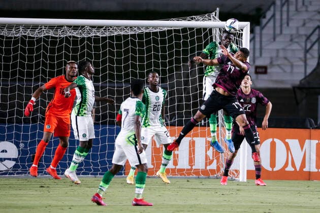 July 3, 2021, Los Angeles, California, USA: Mexico defender Gilberto Sepulveda (19) and Nigeria defender Adekunle Adeleke (13) fight for a head ball during the first half of an International Friendly, Länderspiel, Nationalmannschaft soccer match between Nigeria and Mexico at the Los Angeles Memorial Coliseum in Los Angeles, Saturday, July. 3, 2021. Los Angeles USA - ZUMAc68_ 20210703_zaf_c68_001 Copyright: xRingoxChiux
