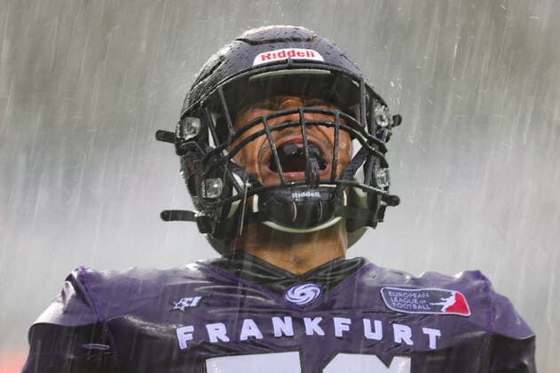 Bilder des Jahres 2021, Sport 07. Juli Sport Themen der Woche KW26 Sport Bilder des Tages Frankfurt Galaxy - Panthers Wroclaw, ELF Sebastian Silva Gomez (Frankfurt Galaxy, 56). ELF-Spiel zwischen Frankfurt Galaxy und den Panthers Wroclaw am 4. Juli 2021 in der PSD Bank Arena in Frankfurt am Main., Frankfurt am Main Hessen Deutschland PSD Bank Arena *** Frankfurt Galaxy Panthers Wroclaw, ELF Sebastian Silva Gomez Frankfurt Galaxy, 56 ELF match between Frankfurt Galaxy and Panthers Wroclaw on 4 July 2021 at PSD Bank Arena in Frankfurt am Main , Frankfurt am Main Hesse Germany PSD Bank Arena