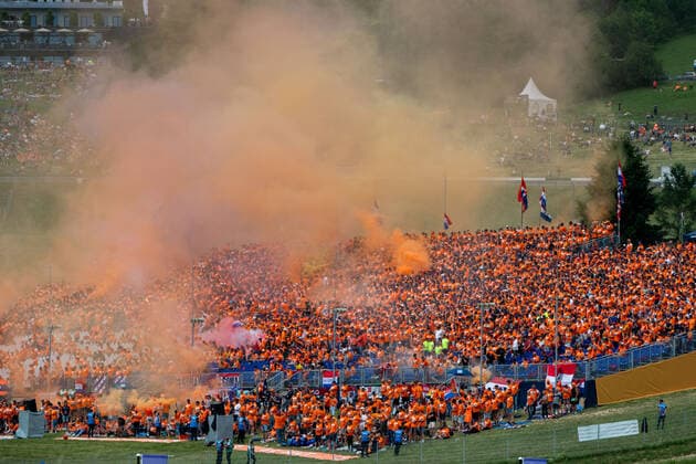 Max Verstappens fans from the Netherlands send out Bengalos and smoke bombs before the start, AUT, Formula 1 Grand Prix of Austria, Red Bull Ring Spielberg, Race 9, Season 2021, 04 07 2021 AUT, Formula 1 Grand Prix of Austria, Red Bull Ring Spielberg, Race 9, Season 2021, 04 07 2021 Spielberg Copyright: xEibnerxPressefoto MichaelxMemmlex EP_MMR