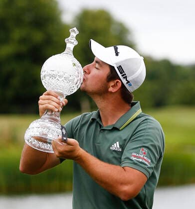 Bilder des Jahres 2021, Sport 07. Juli Sport Themen der Woche KW26 Sport Bilder des Tages 4th July 2021; Mount Juliet Golf Club, Kilkenny, Ireland; Dubai Duty Free Irish Open Golf, Day Four; Lucas Herbert of Australia kisses the winners trophy  ActionPlus12302871 PeterxFitzpatrick