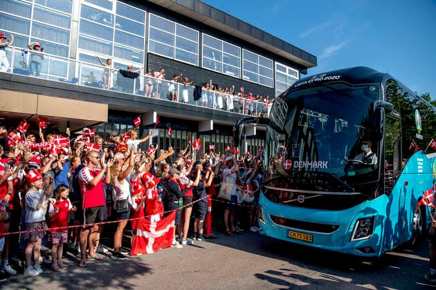 Bilder des Jahres 2021, Sport 07. Juli Sport Themen der Woche KW26 Sport Bilder des Tages EURO 2021, Nationalteam Dänemark wird von Fans am Mannschaftshotel begrüßt Danske fans tager imod landsholdet foran Marienlyst Strandhotel i Helsingoer, efter spillerne vender hjem fra EM-kvartfinale i Baku den 4. juli 2021.. , Copenhagen *** Danish fans receive the national team in front of Marienlyst Strandhotel in Helsingoer, after the players return home from the European Championship quarterfinals in Baku on July 4, 2021, Copenhagen  Copyright: NILSxMEILVANG NilsxMeilvangx cop103 spdk20210704-191923-L