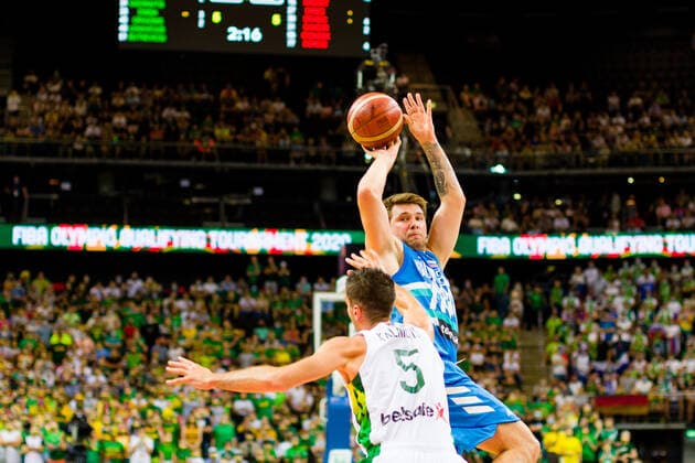 KOWNO, ZALGIRIO ARENA 04.07.2021 KWALIFIKACJE OLIMPIJSKIE TOKYO 2020 FIBA OLYMPIC QUALIFYING TOURNAMENT 2020 FINAL LITWA - SLOWENIA LITHUANIA - SLOVENIA NZ MANTAS KALNIETIS (5), LUKA DONCIC (77) Pawel Pietranik NEWSPIX.pl --- Newspix.pl  PIETRANIK040721_027