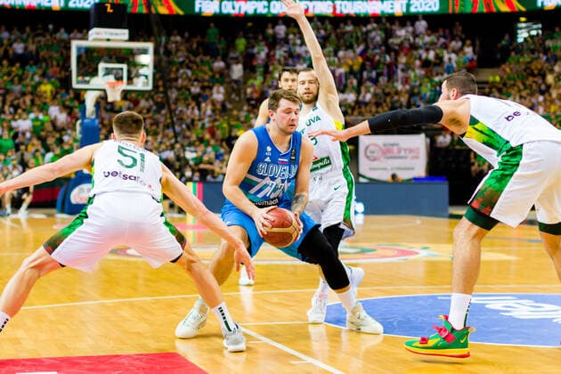 KOWNO, ZALGIRIO ARENA 04.07.2021 KWALIFIKACJE OLIMPIJSKIE TOKYO 2020 FIBA OLYMPIC QUALIFYING TOURNAMENT 2020 FINAL LITWA - SLOWENIA LITHUANIA - SLOVENIA NZ ARNAS BUTKEVICIUS (51), LUKA DONCIC (77), LUKAS LEKAVICIUS (43), slo17 Pawel Pietranik NEWSPIX.pl --- Newspix.pl  PIETRANIK040721_039