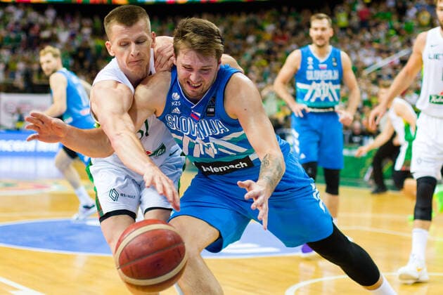 KOWNO, ZALGIRIO ARENA 04.07.2021 KWALIFIKACJE OLIMPIJSKIE TOKYO 2020 FIBA OLYMPIC QUALIFYING TOURNAMENT 2020 FINAL LITWA - SLOWENIA LITHUANIA - SLOVENIA NZ ARNAS BUTKEVICIUS (51), LUKA DONCIC (77) Pawel Pietranik NEWSPIX.pl --- Newspix.pl  PIETRANIK040721_071
