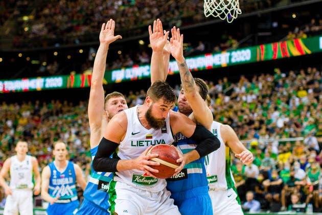 KOWNO, ZALGIRIO ARENA 04.07.2021 KWALIFIKACJE OLIMPIJSKIE TOKYO 2020 FIBA OLYMPIC QUALIFYING TOURNAMENT 2020 FINAL LITWA - SLOWENIA LITHUANIA - SLOVENIA NZ EDO MURIC (8), JONAS VALANCIUNAS (17), LUKA DONCIC (77) Pawel Pietranik NEWSPIX.pl --- Newspix.pl  PIETRANIK040721_088