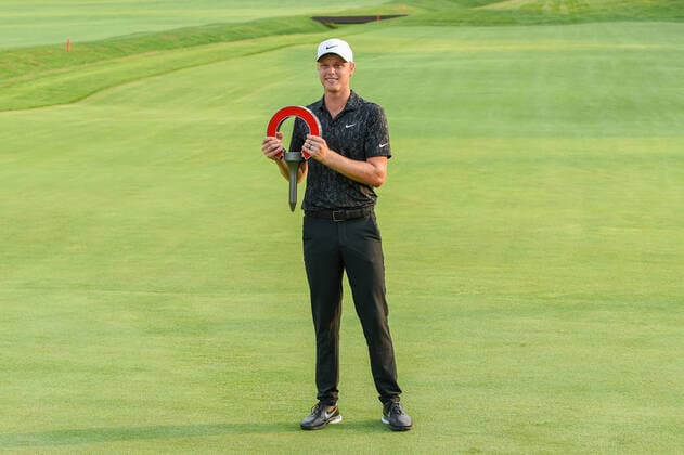 Bilder des Jahres 2021, Sport 07. Juli Sport Themen der Woche KW26 Sport Bilder des Tages DETROIT, MI - JULY 04: Cam Davis (AUS) holds the trophy for winning the the Rocket Mortgage Classic at Detroit Golf Club on July 4, 2021 in Detroit, Michigan. (Photo by Ken Murray Icon Sportswire) GOLF: JUL 04 PGA, Golf Herren - Rocket Mortgage Classic Icon210704108