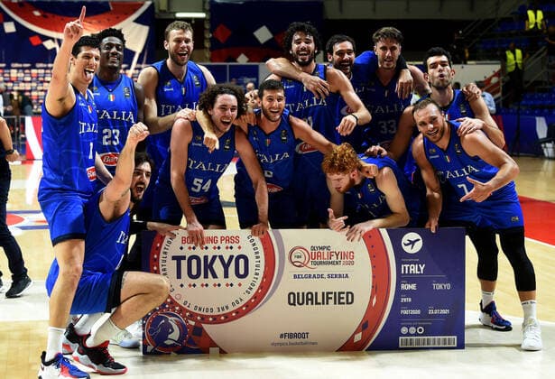 04.07.2021 Belgrade Serbia-Italy FIBA Olympic qualifying tournament final men s basketball Italy team celebrate victory and going in Tokyo Olympic Games, Olympische Spiele, Olympia, OS L-R above: Simone Fontecchio ,Awudu Abass,Nicolo Melli,Michele Vitali,Riccardo Moraschini,Achille Polonara,Giampaolo Ricci Down: Amedeo Tessitori,Alessandro Pajola,Marco Spissu,Nicolo Mannion,Stefano Tonut :Str