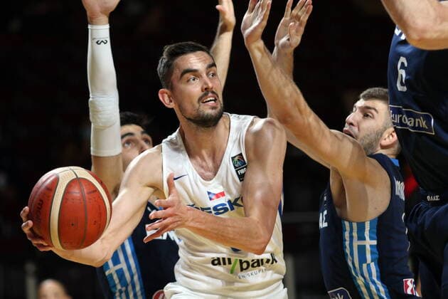 July 4, 2021, Victoria, BC, Canada: Czech Republic s Tomas Satoransky looks for an open man against Greece during the first half of FIBA Men s Olympic Qualifying final basketball action at Memorial Arena in Victoria, B.C., on Sunday, July 4, 2021. Tomas Satoransky  - ZUMAc35_ 20210704_zaf_c35_034 Copyright: xChadxHipolitox