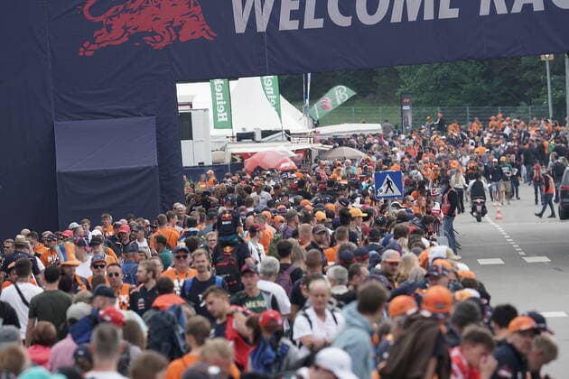 Formula 1 BWT Austrian Grand Prix 2021 04 07 2021, Red Bull Ring , Spielberg, Formula 1 BWT Austrian Grand Prix 2021 , pictured Fans wait for the drivers to arrive nordphotoxGmbHx xBratic nph00250