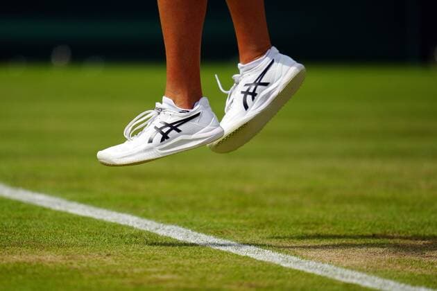 Sport Bilder des Tages Mandatory Credit: Photo by Javier Garcia Shutterstock (12196117v) The Asics tennis shoes of Iga Swiatek Wimbledon Tennis Championships, Day 7, The All England Lawn Tennis and Croquet Club, London, UK - 05 Jul 2021 Wimbledon Tennis Championships, Day 7, The All England Lawn Tennis and Croquet Club, London, UK - 05 Jul 2021  Copyright: xJavierxGarcia Shutterstockx 12196117v