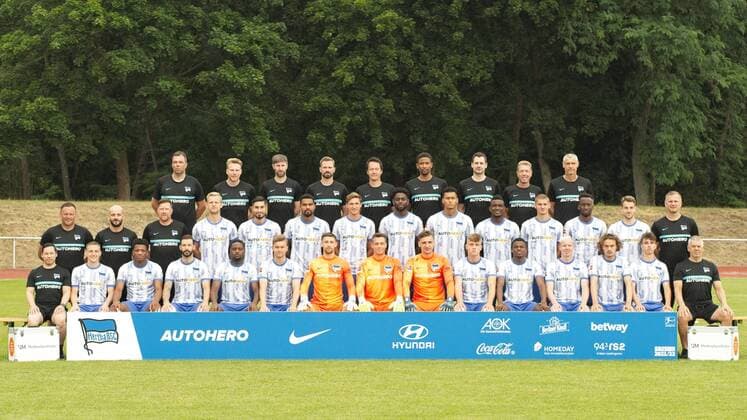 f l Top Zolt Petry, Dominik Wohlert, Hendrik Vieth, Markus Hoedl, Henrik Kuchno, Frederick Syna, Michael Becker, Juergen Lange, Hendrick Herzog, middle coach Pal Dardai, Admir Hamzagic, Andreas Zecke Neuendorf, Arne Maier, Sudat Serdar, Kevin Prince Boateng, Niklas Stark, Jordan Torunarigha, Davie Selke, Jhon Cordoba, Marton Dardai, Dodi Lukebakio, Lukas Kluenter, Thomas Westphal, Verdere row Hjun Park, Santiage Ascacibar, Jessic Ngankam, Marvin Plattenhardt, Deyovaisio Zeefuik, Maximilian Mittelstaedt, Nils Koerber, Alexander Schwolow, Marcel Lotka, Luca Netz, Javairo Dilrosun, Dennis Jastrzembski, Ruwen Werthmueller, Jonas Michelbrink Robert Abramczyk Team photo Hertha BSC in Neuruppin Volksparkstadion, 05 07 21, GER, Neuruppin, 05 07 21, Hertha BSC Team photo Neuruppin Copyright: xUwexKoch Eibner-Pressefotox EP_EER