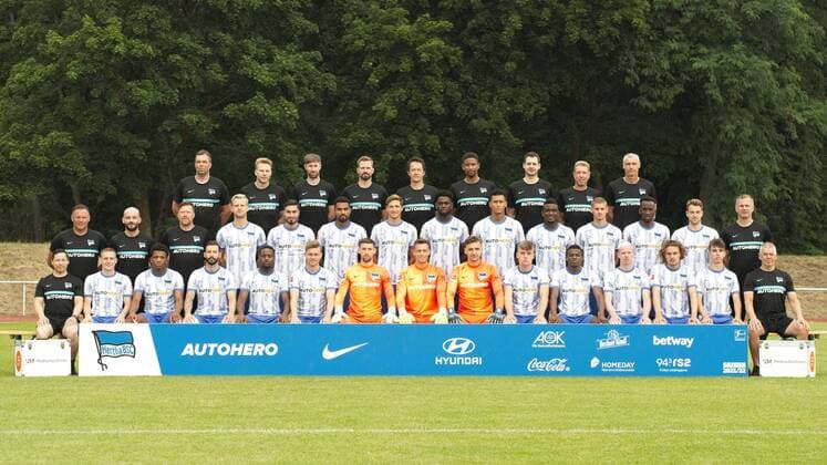 f l Top Zolt Petry, Dominik Wohlert, Hendrik Vieth, Markus Hoedl, Henrik Kuchno, Frederick Syna, Michael Becker, Juergen Lange, Hendrick Herzog, middle coach Pal Dardai, Admir Hamzagic, Andreas Zecke Neuendorf, Arne Maier, Sudat Serdar, Kevin Prince Boateng, Niklas Stark, Jordan Torunarigha, Davie Selke, Jhon Cordoba, Marton Dardai, Dodi Lukebakio, Lukas Kluenter, Thomas Westphal, Verdere row Hjun Park, Santiage Ascacibar, Jessic Ngankam, Marvin Plattenhardt, Deyovaisio Zeefuik, Maximilian Mittelstaedt, Nils Koerber, Alexander Schwolow, Marcel Lotka, Luca Netz, Javairo Dilrosun, Dennis Jastrzembski, Ruwen Werthmueller, Jonas Michelbrink Robert Abramczyk Team photo Hertha BSC in Neuruppin Volksparkstadion, 05 07 21, GER, Neuruppin, 05 07 21, Hertha BSC Team photo Neuruppin Copyright: xUwexKoch Eibner-Pressefotox EP_EER