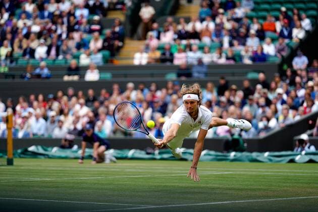 Mandatory Credit: Photo by Dave Shopland Shutterstock (12196118ek) Alexander Zverev diving during his fourth round match Wimbledon Tennis Championships, Day 7, The All England Lawn Tennis and Croquet Club, London, UK - 05 Jul 2021 Wimbledon Tennis Championships, Day 7, The All England Lawn Tennis and Croquet Club, London, UK - 05 Jul 2021  Copyright: xDavexShopland Shutterstockx 12196118ek