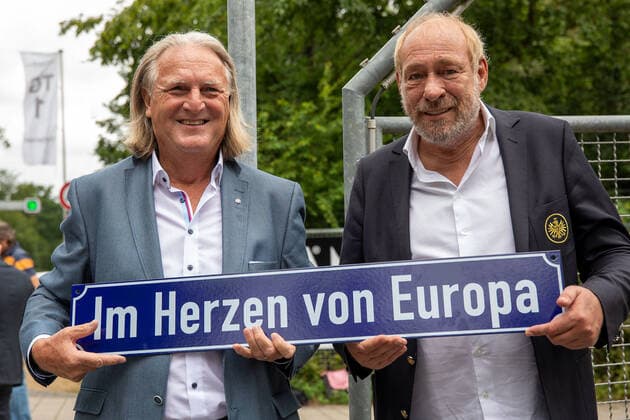 Frankfurt on 5 July 2021, inauguration street sign In the heart of Europe in the ProfiCamp of Eintracht Frankfurt, official inauguration of the new address and unveiling of the street sign despor, emonline, rmspor v l , Norbert Böcher the son of Heinz Böcher, the inventor of the Eintracht anthem the street sign and Eintracht Frankfurts president Peter Fischer DFL REGULATIONS PROHIBIT ANY USE OF PHOTOGRAPHS AS IMAGE SEQUENCES AND OR QUASI VIDEO Copyright: JoaquimxFerreira