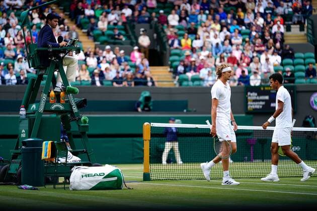 Mandatory Credit: Photo by Shutterstock (12196118fj) Alexander Zverev walks past Felix Auger-Aliassime during their fourth round match Wimbledon Tennis Championships, Day 7, The All England Lawn Tennis and Croquet Club, London, UK - 05 Jul 2021 Wimbledon Tennis Championships, Day 7, The All England Lawn Tennis and Croquet Club, London, UK - 05 Jul 2021  Copyright: xShutterstockx 12196118fj